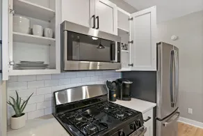 Elegant 1BR | Perfect Location, King Bed, Desk - Image 3