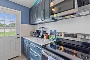 Newly renovated, cozy 2 bedroom - Image 5