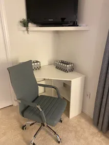 Spacious Studio Bedroom - Image 4
