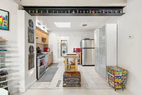 Brooklyn Vibe • 3 Fl Private House • 15 min to NYC - Image 3