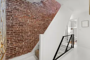 Brooklyn Vibe • 3 Fl Private House • 15 min to NYC - Image 5