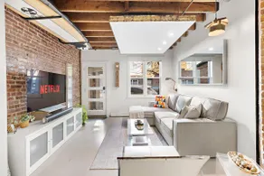 Brooklyn Vibe • 3 Fl Private House • 15 min to NYC - Image 2