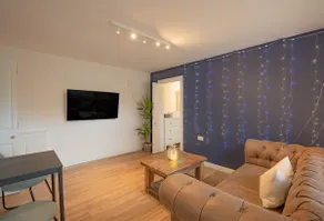 Cosy Central Retreat + Off Road Parking - Image 2