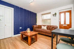 Cosy Central Retreat + Off Road Parking - Image 4