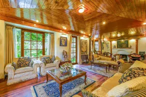 2Km from Mall Rd | 3BR Westwood Villa w/Chef - Image 3