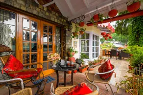 2Km from Mall Rd | 3BR Westwood Villa w/Chef - Image 4