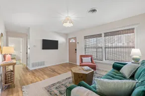 Quaint Fort Worth Cottage - Image 4