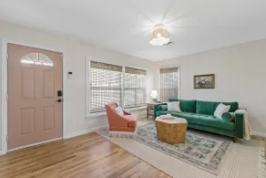 Quaint Fort Worth Cottage - Image 3