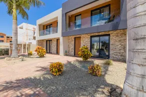 Serene Designer Gem ~ Walk to Beach & Strip ~ Pool - Image 3