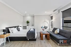 Luxurious Family Retreat with BBQ & Free Parking - Image 2