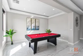 Luxurious Family Retreat with BBQ & Free Parking - Image 3