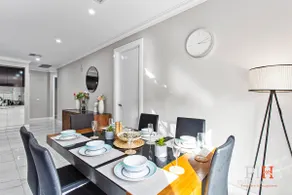 Luxurious Family Retreat with BBQ & Free Parking - Image 5