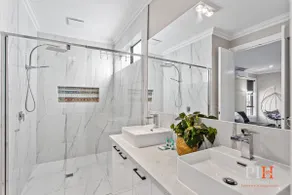 Luxurious Family Retreat with BBQ & Free Parking - Image 4