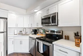 2 Bed 2 Bath Comfy Apartment close to UW - Image 4