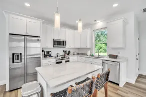 Sleek 3BR Pet-Friendly Oasis, Close to City - Image 4
