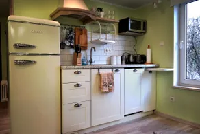 Modern 2BR Apt Near Park & Train Station in Old Town w Free Parking - Image 2