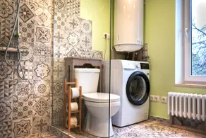 Modern 2BR Apt Near Park & Train Station in Old Town w Free Parking - Image 3