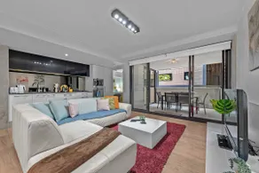 South Brisbane 2B2B Apt&Parking M6 - Image 2