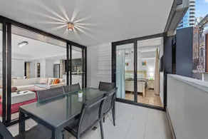 South Brisbane 2B2B Apt&Parking M6 - Image 3