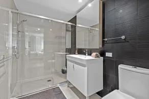 South Brisbane 2B2B Apt&Parking M6 - Image 5
