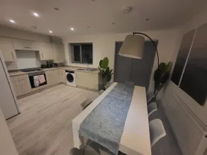 New 4 bedrm house! Parking. 10min to City / Etihad - Image 3
