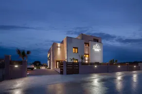 Malibu Eclipse - Luxury villa with pool & spa - Image 5