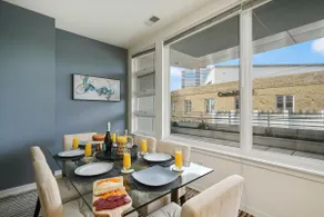 Urban Oasis: 3BR Skyline view, Lincoln Park - Image 4