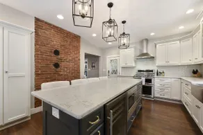 Scenic Haven: Downtown 3BR/2BA w/Parking + Patio - Image 3