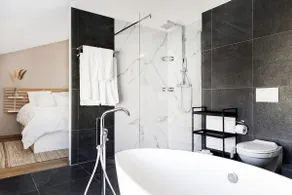 Entire modern house with outdoor swimming pool! - Image 2