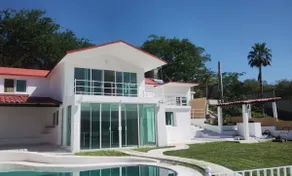 Charming house with a lake view - Image 2