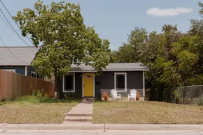 Boutique Beeville Cottage - Image 2