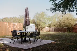 Boutique Beeville Cottage - Image 4