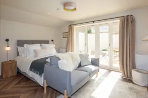 1 Harpers Yard - boutique Cotswold holiday home - Image 2