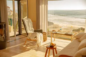 Beachfront vacation home with 100% sea view - Image 2