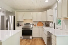Country Retreat in Modern Lodge - Image 5