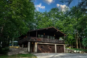 Groovy Cedar Chalet Forest View - Image 2