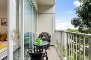Hideaway Apartment with pool and free parking - Image 5