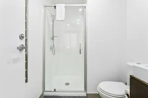 Hideaway Apartment with pool and free parking - Image 4