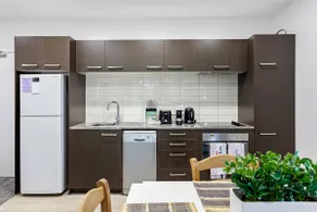 Hideaway Apartment with pool and free parking - Image 3
