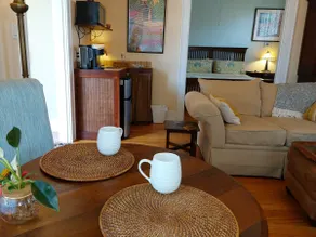 Vintage style w/modern comforts - Image 4