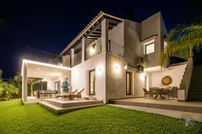 Top Renovated 4BDRM Luxury Villa - Frontline Golf - Image 2