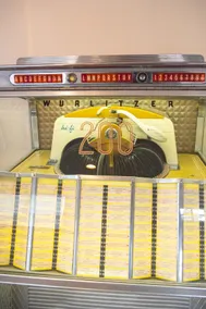 ᗌᗌᗌ King bed, A/C, Jukebox, Fresh & new 1br - Image 2