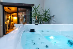 Yanna Lodge, 4* cottage with fully covered hot tub - Image 2