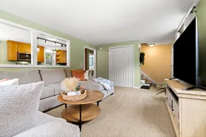 Spacious Townhome* Deck, Yard, Great location! - Image 2