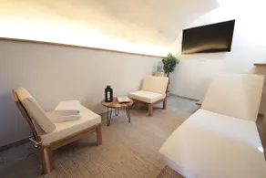 Upscale cottage with private Jacuzzi and sauna - Image 3