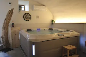 Upscale cottage with private Jacuzzi and sauna - Image 5