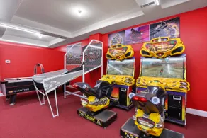 Belmont Pleasures - hot tub / arcade gaming room - Image 5