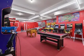 Belmont Pleasures - hot tub / arcade gaming room - Image 3