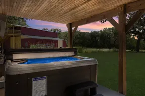The Oak Haus ~ Hill Country escape - Image 3