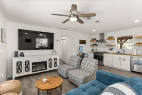 The Oak Haus ~ Hill Country escape - Image 2